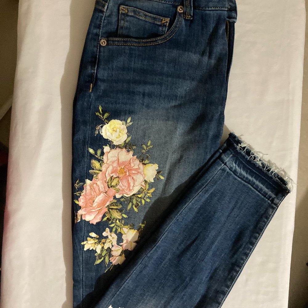 Maurices high-rise denim jeans size 7/8. Beautiful floral prints, raw hem